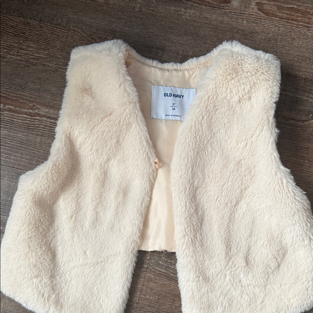 Old Navy Soft Cream Vest - 3T